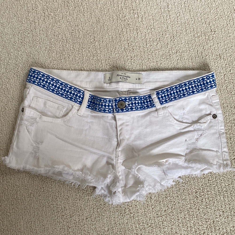 Whit los rise Jean shorts with blue design.